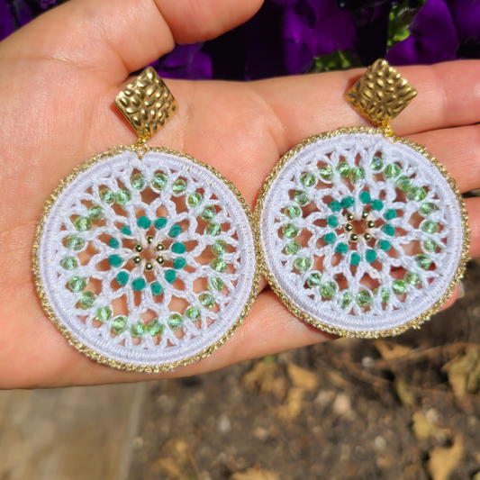 Boucles d'oreilles créoles fait main au crochet de couleur blanche avec perles de rocailles