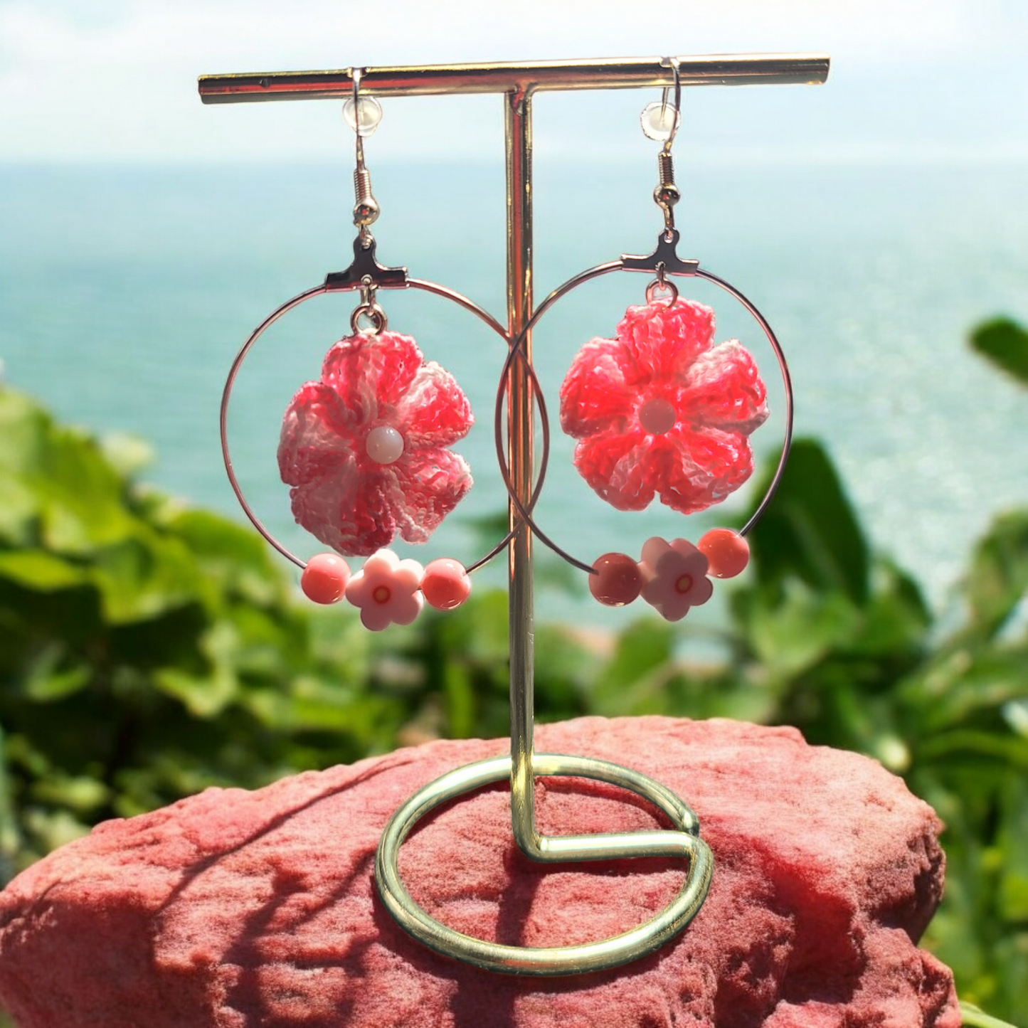 Boucles d'oreilles créoles au crochet, fait main, de couleur rose et blanche avec perle breloque