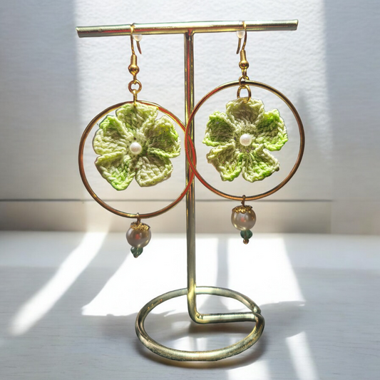 Boucles d'oreilles créoles au crochet. Boucles d'oreilles fait main, réalisées en fil coton de couleur vert et perle de culture (imitation)