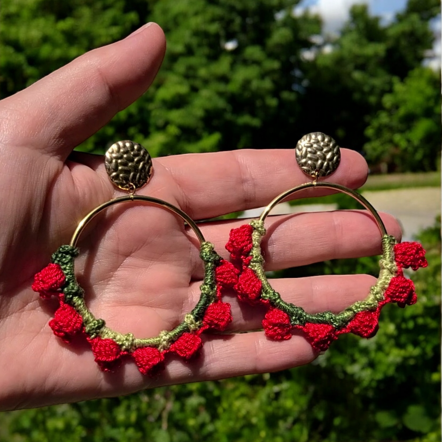 Boucles d'oreilles créoles fait main Doryne réalisées à la main au crochet de couleur rouge