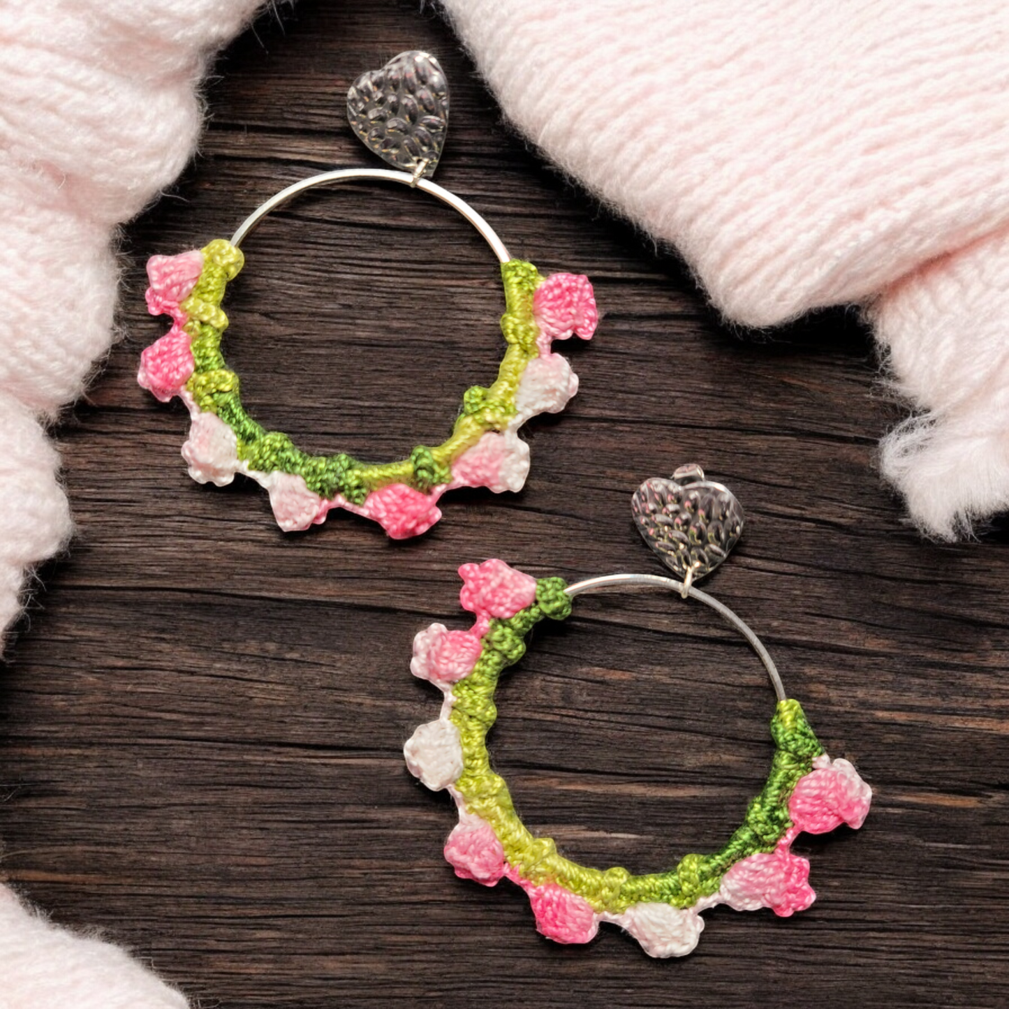 Boucles d'oreilles créoles fait main Doryne réalisées à la main au crochet de couleur rose