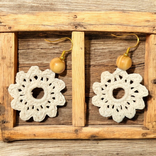 Boucles d'oreilles au crochet fait main en fil coton de couleur blanc 