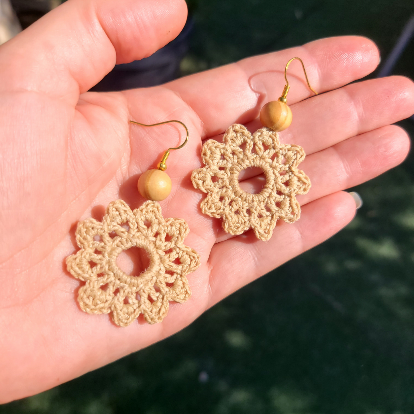 Boucles d'oreilles au crochet fait main en fil coton de couleur beige