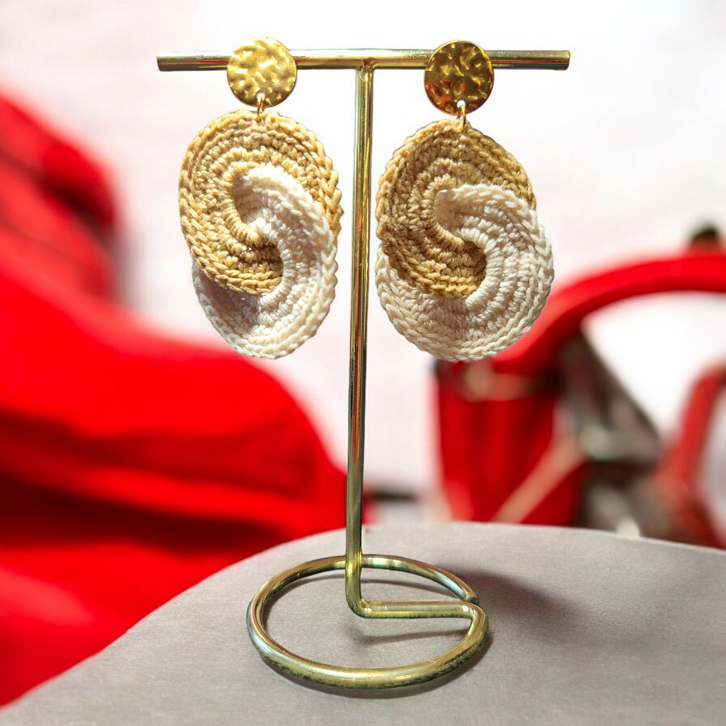 Boucles d'oreilles au crochet fait main ALIANORE en fil coton de couleur beige et écru