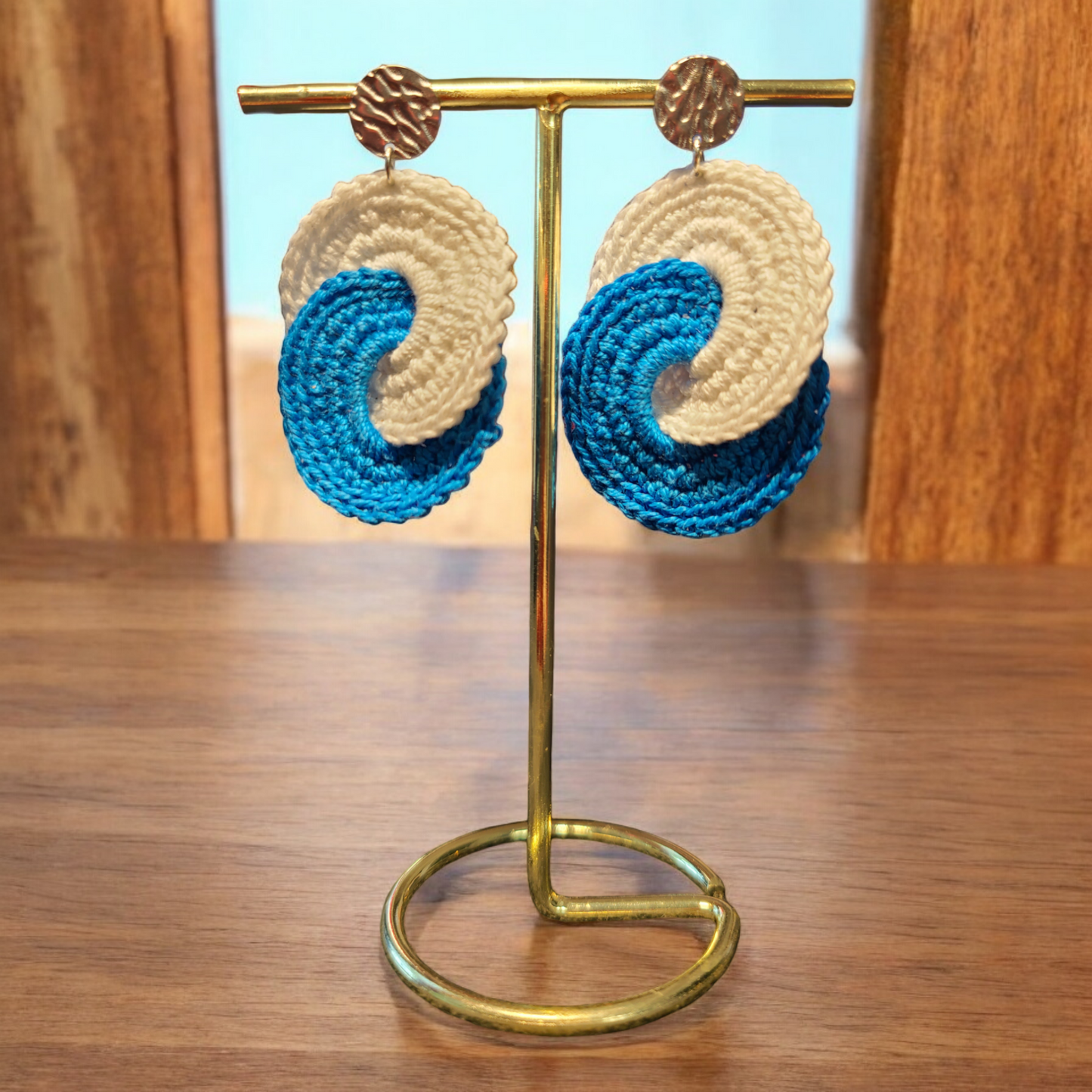 Boucles d'oreilles au crochet fait main ALIANORE en fil coton de couleur bleu et blanc