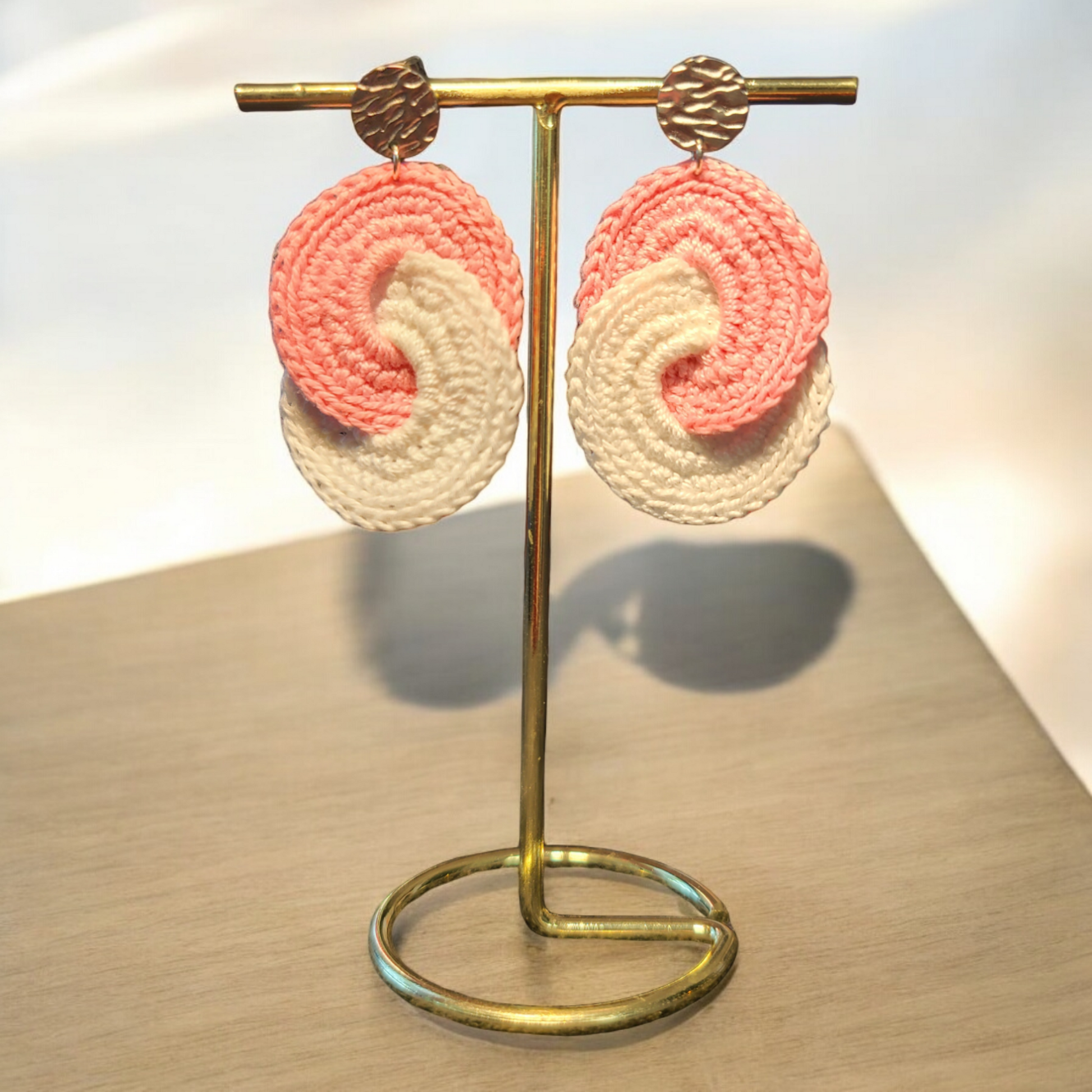 Boucles d'oreilles au crochet fait main ALIANORE en fil coton de couleur rose et blanc