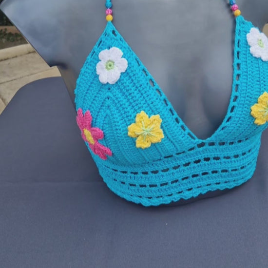 Haut crop top fait main au crochet de couleur bleu avec fleurs crochetées et perles 
