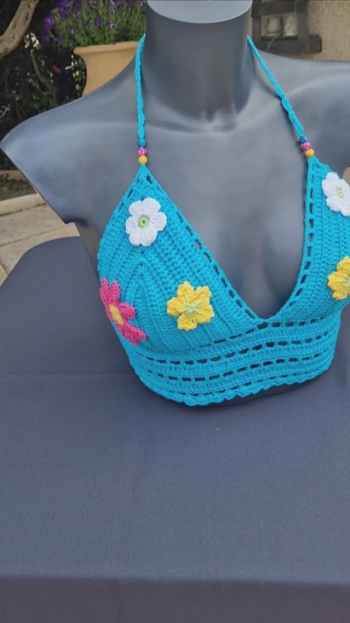 Haut crop top fait main au crochet de couleur bleu avec fleurs crochetées et perles 