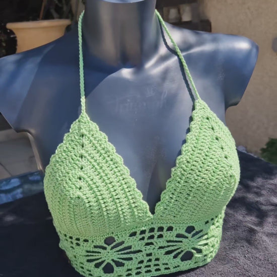 Haut crop top fait main au crochet de couleur verte