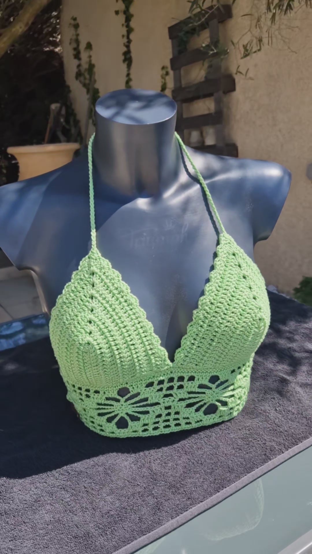 Haut crop top fait main au crochet de couleur verte