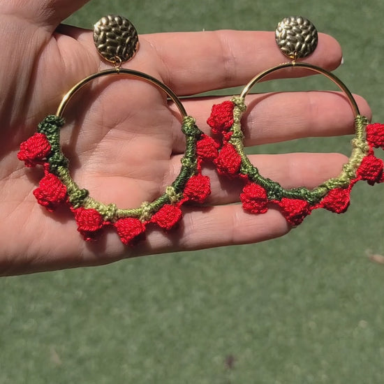 Boucles d'oreilles créoles fait main Doryne réalisées à la main au crochet de couleur rouge