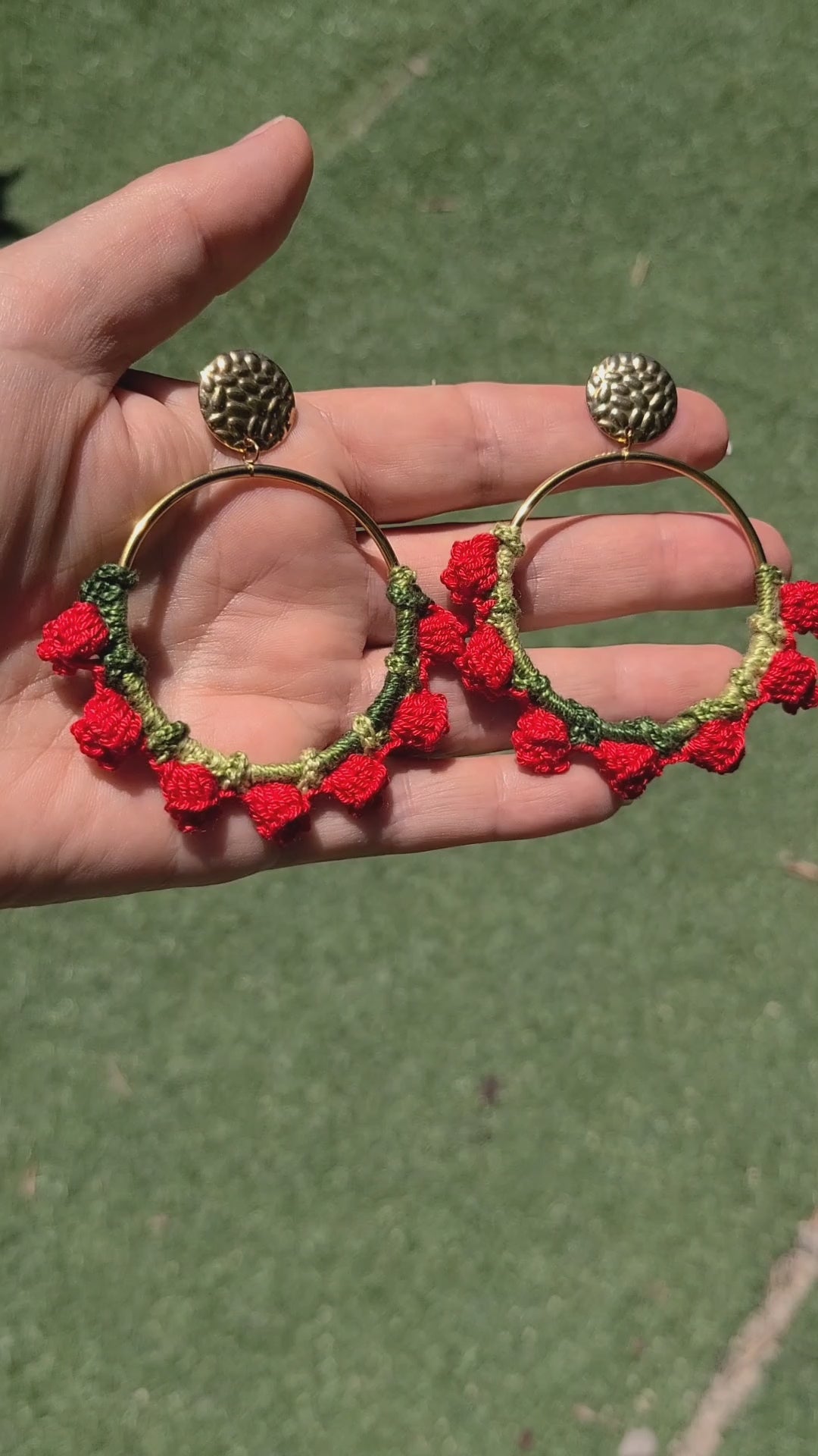 Boucles d'oreilles créoles fait main Doryne réalisées à la main au crochet de couleur rouge