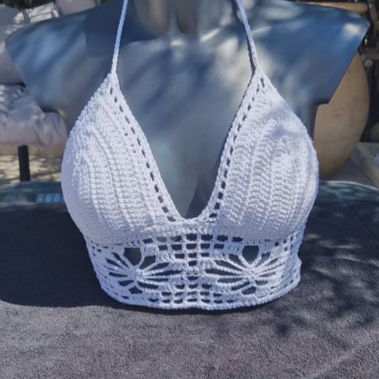 Haut crop top fait main de couleur blanc réalisé au crochet