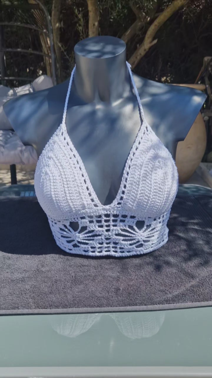 Haut crop top fait main de couleur blanc réalisé au crochet