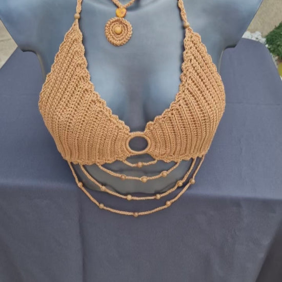 Haut crop top fait main en fil coton de couleur marron et incrusté de perles en bois 