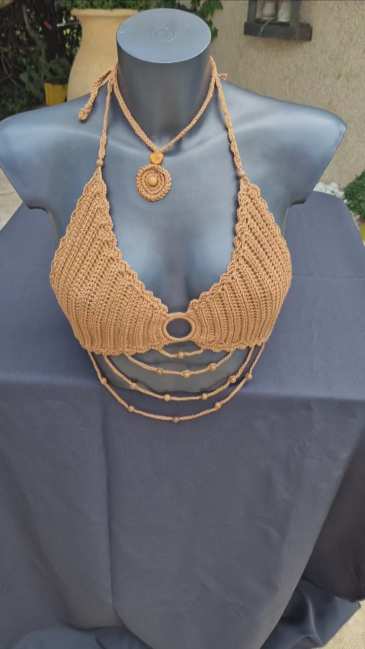 Haut crop top fait main en fil coton de couleur marron et incrusté de perles en bois 