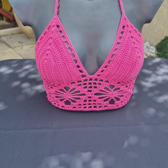 Haut crop top fait main au crochet motif dentelle de couleur rose foncé