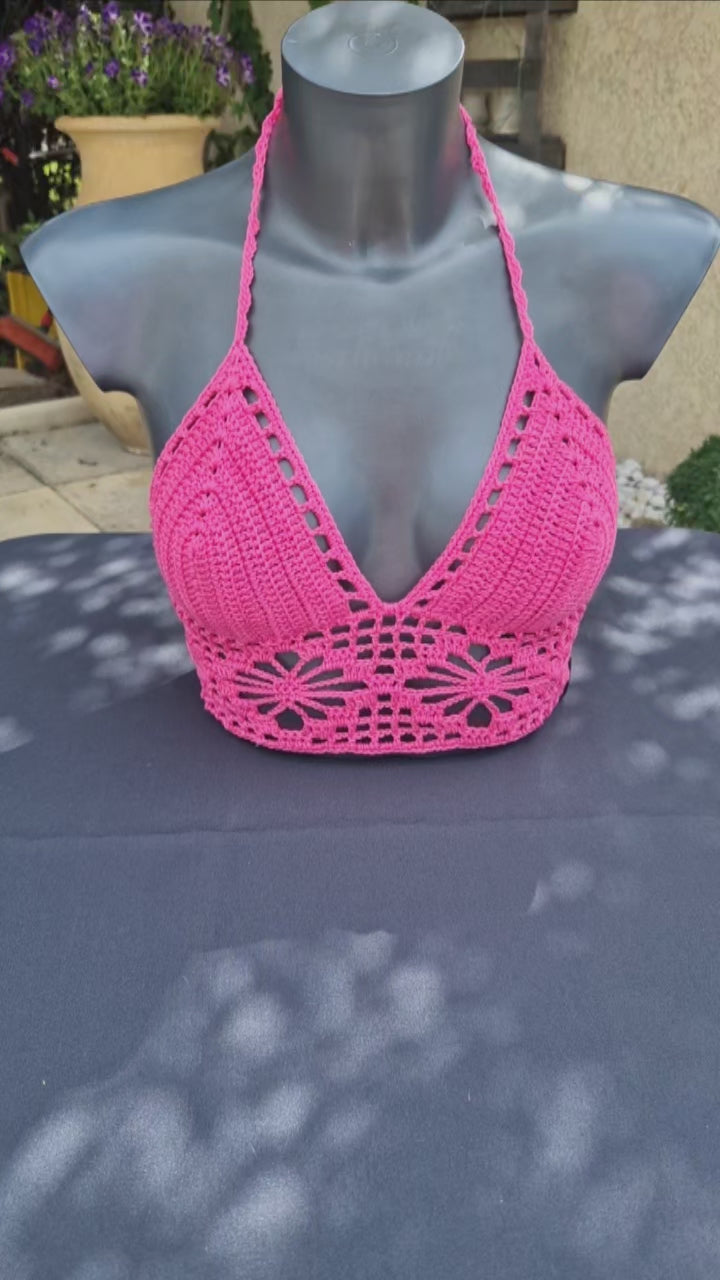 Haut crop top fait main au crochet motif dentelle de couleur rose foncé