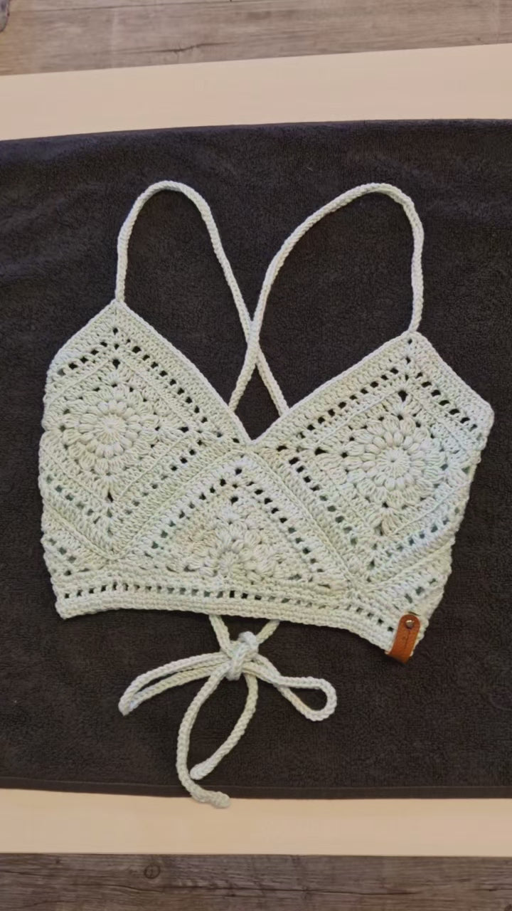 Haut crop top fait main au crochet au point granny square de couleur vert d'eau
